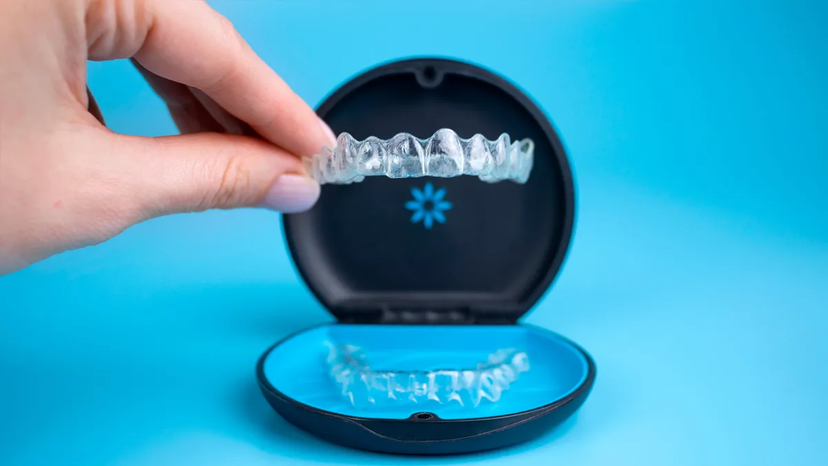 Alineadores Invisalign transparentes con su estuche